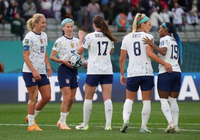 Die USA gewinnt gegen den Vietnam am 22.Juli 2023 in Auckland. Die US-Spielerinnen Lindsey Horan 10, Megan Rapinoe 15, Andi Sullivan 17, Julie Ertz 8 und Crystal Dunn 19 feiern den Sieg.<br />Copyright: Jenna Watson 20230721_jel_ax9_495 Imago