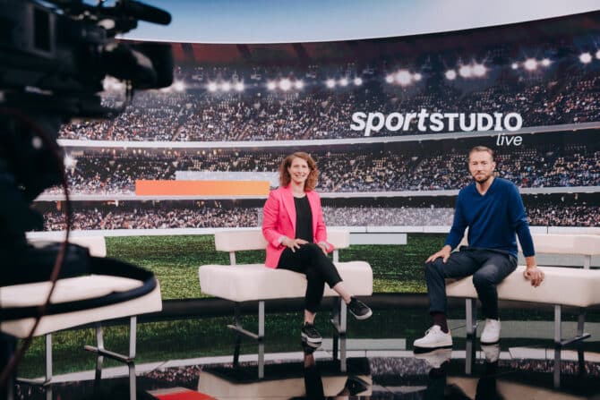 ZDF-Fußball-Expertin Kathrin Lehmann, Sport-Moderator Sven Voss © ZDF Presse / Thomas Pirot