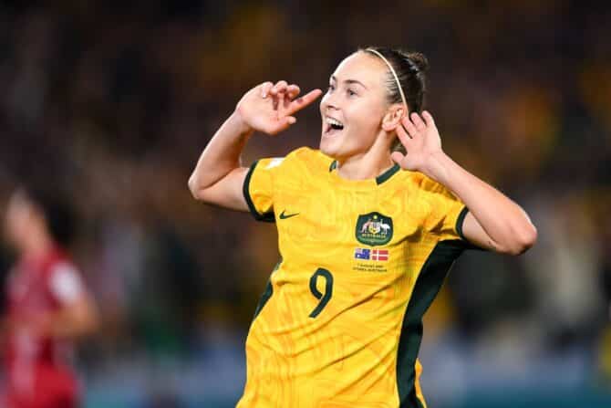 SYDNEY, AUSTRALIEN - 07. AUGUST: Caitlin Foord aus Australien feiert ein Tor während des Frauenfußball-WM-Achtelfinalspiels zwischen den Australia Matildas und Dänemark im Stadium Australia am 07. August 2023 in Sydney, Australien. Foto von Steven Markham/Icon Sportswire FUSSBALL Imago