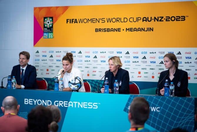 Natioinalspielerin Lena Oberdorf, Bundestrainerin Martina Voss-Tecklenburg, Pressesprecherin Sonja Alger bei der Pressekonferenz der DFB Frauen Nationalmannschaft vor Suedkorea vs Deutschland, FIFA Frauen Fussball Weltmeisterschaft Australien 2023, Copyright: xEibner-Pressefoto/Memmlerx EP_MMR Imago