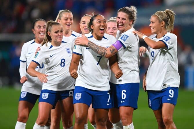 Die Engländerin Lauren James (Nummer 7) trifft zwei Mal gegen China bei der FIFA Frauen-Weltmeisterschaft und steht nun im WM-Achtelfinale 2023. Copyright:Photo by Morgan Hancock/Shutterstock 14031469as Imago