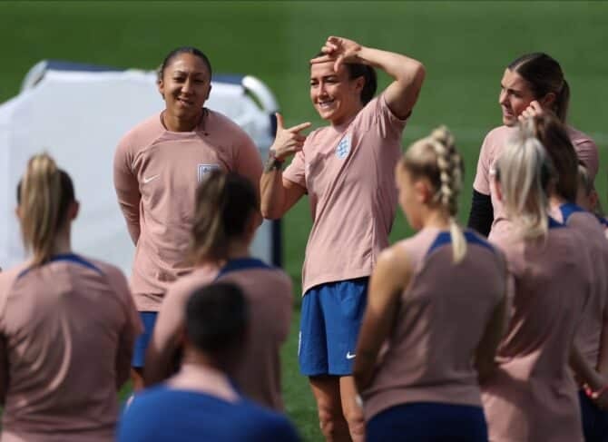 England im WM-Halbfinale beim Training: Lucy Bronze und TeammembersCopyright: xIsabelxInfantes/Shutterstockx 14053757j / Imago