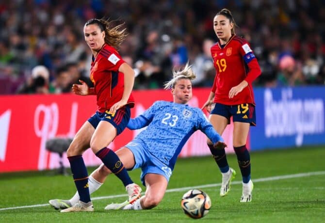 Alessia Russo aus England mit Olga Carmona aus Spanien und Laia Codina Spanien im WM-Finale. Zur Halbzeit 1:0 für Spanien. Copyright: Foto von Morgan Hancock/Shutterstock 14058837aq Imago