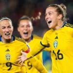 Die schwedischen Nationalspielerinnen Kosovare Asllani und Johanna Rytting Kaneryd feiern mit den Sieg über Japan im WM Viertelfinale. Photo: Mathias Bergeld / BILDBYRAN / kod MB / Imago