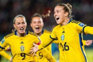 Die schwedischen Nationalspielerinnen Kosovare Asllani und Johanna Rytting Kaneryd feiern mit den Sieg über Japan im WM Viertelfinale. Photo: Mathias Bergeld / BILDBYRAN / kod MB / Imago