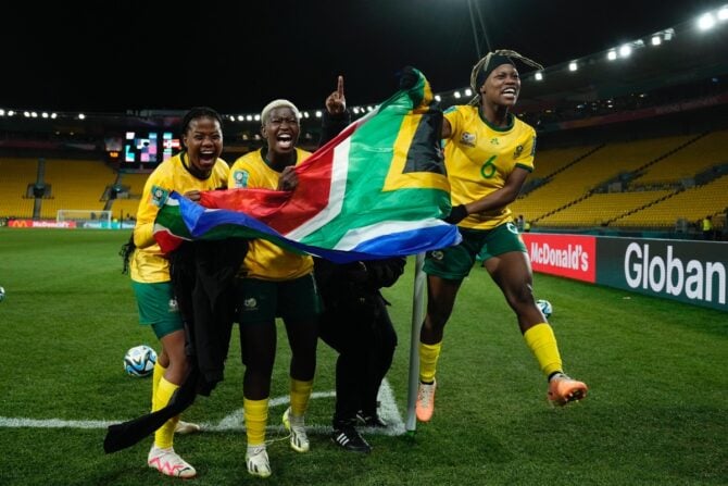 Südafrikanische Spielerinnen feiern den Sieg nach dem Spiel der Gruppe G der FIFA Frauen-Weltmeisterschaft Australien & Neuseeland 2023 zwischen Südafrika und Italien - Südafrika steht somit im Achtelfinale Copyright: Jose Breton originalFilename:breton-southafr230802_npT7Y.jpg Imago