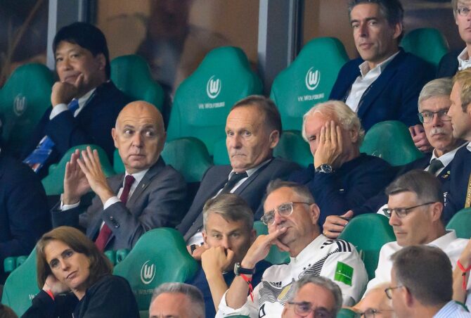 v.l. Bernd NEUENDORF DFB Präsident, Hans-Joachim WATZKE, Vorsitzender Geschaeftsfuehrer, Rudi VÖLLER, DFB Sportdirektor Nationalmannschaft enttäuscht auf der Tribuene. (Foto Imago)