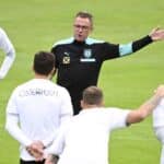 Österreichs Fußball-Nationaltrainer Ralf Rangnick (C) spricht mit seinen Spielern während einer Trainingseinheit am 30. Mai 2022 in Bad Tatzmannsdorf, Österreich, in Vorbereitung auf ein Spiel gegen Kroatien am 3. Juni 2022 im Rahmen der UEFA Nations League. (Foto: ROBERT JAEGER / APA / AFP) / Österreich OUT