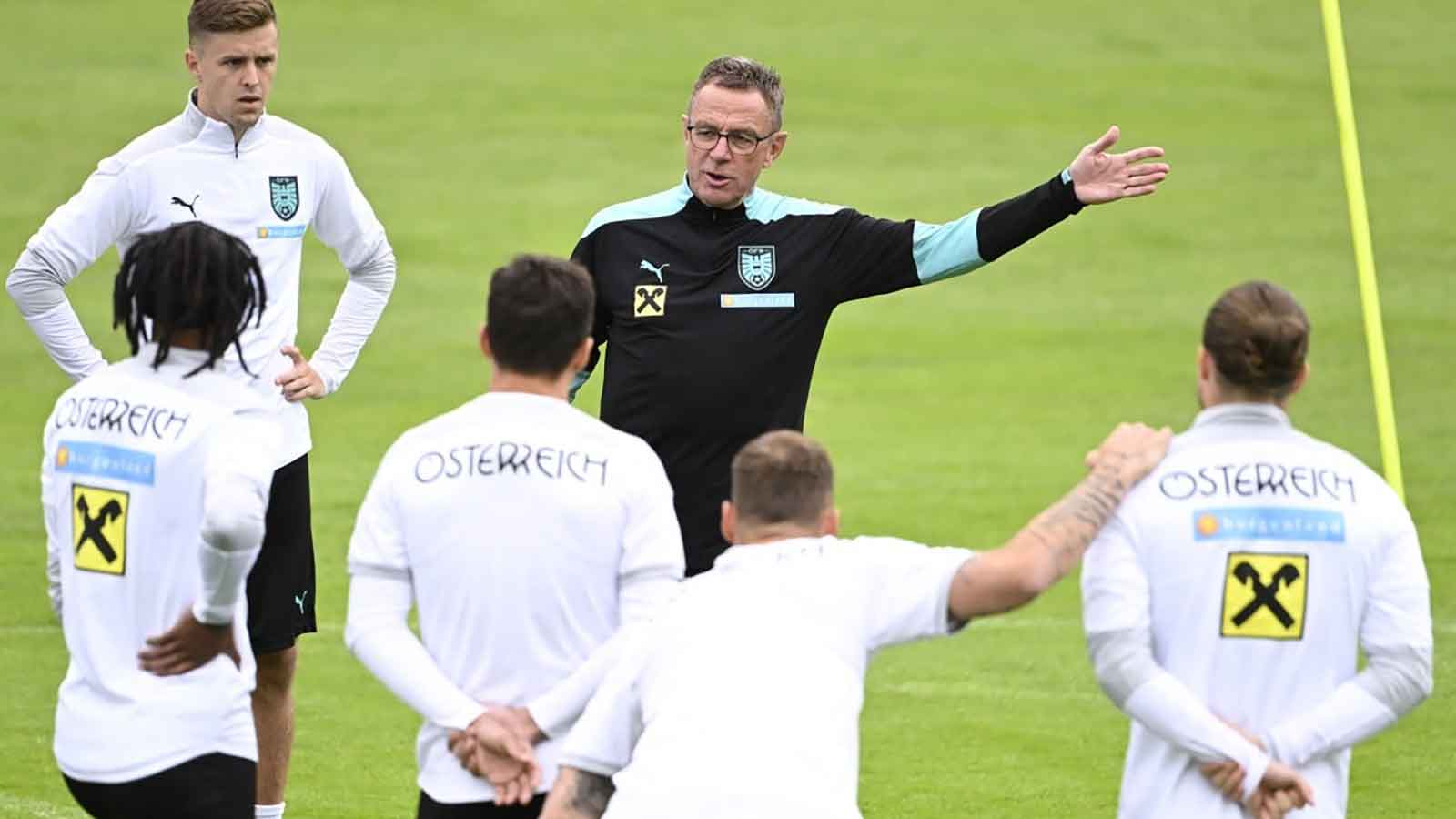 Österreichs Fußball-Nationaltrainer Ralf Rangnick (C) spricht mit seinen Spielern während einer Trainingseinheit am 30. Mai 2022 in Bad Tatzmannsdorf, Österreich, in Vorbereitung auf ein Spiel gegen Kroatien am 3. Juni 2022 im Rahmen der UEFA Nations League. (Foto: ROBERT JAEGER / APA / AFP) / Österreich OUT