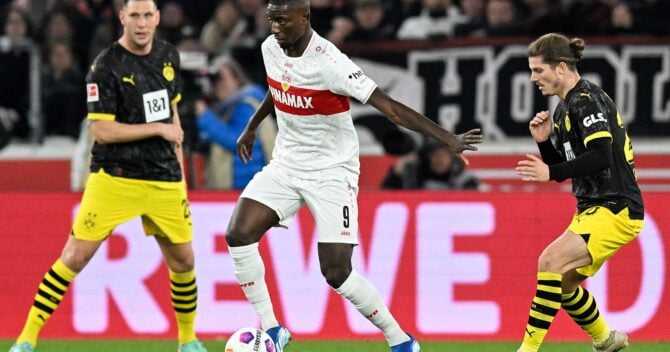 Stuttgarts guineischer Stürmer (Nr. 09) Serhou Guirassy (C) und Dortmunds österreichischer Mittelfeldspieler (Nr. 20) Marcel Sabitzer (R) kämpfen um den Ball während des Bundesligaspiels VfB Stuttgart gegen BVB Borussia Dortmund am 11. November 2023 in Stuttgart, Südwestdeutschland. (Foto: THOMAS KIENZLE / AFP)