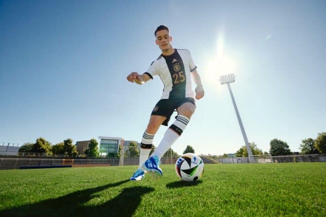 Kai Havertz bei der EM 2024 - hier mit dem neuen EM Spielball Fussballliebe (Copyright adidas)