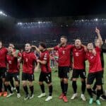 Albaniens Spieler feiern die Qualifikation zur UEFA Euro 2024 Gruppe E zwischen Albanien. (Foto: ADNAN BECI / AFP)