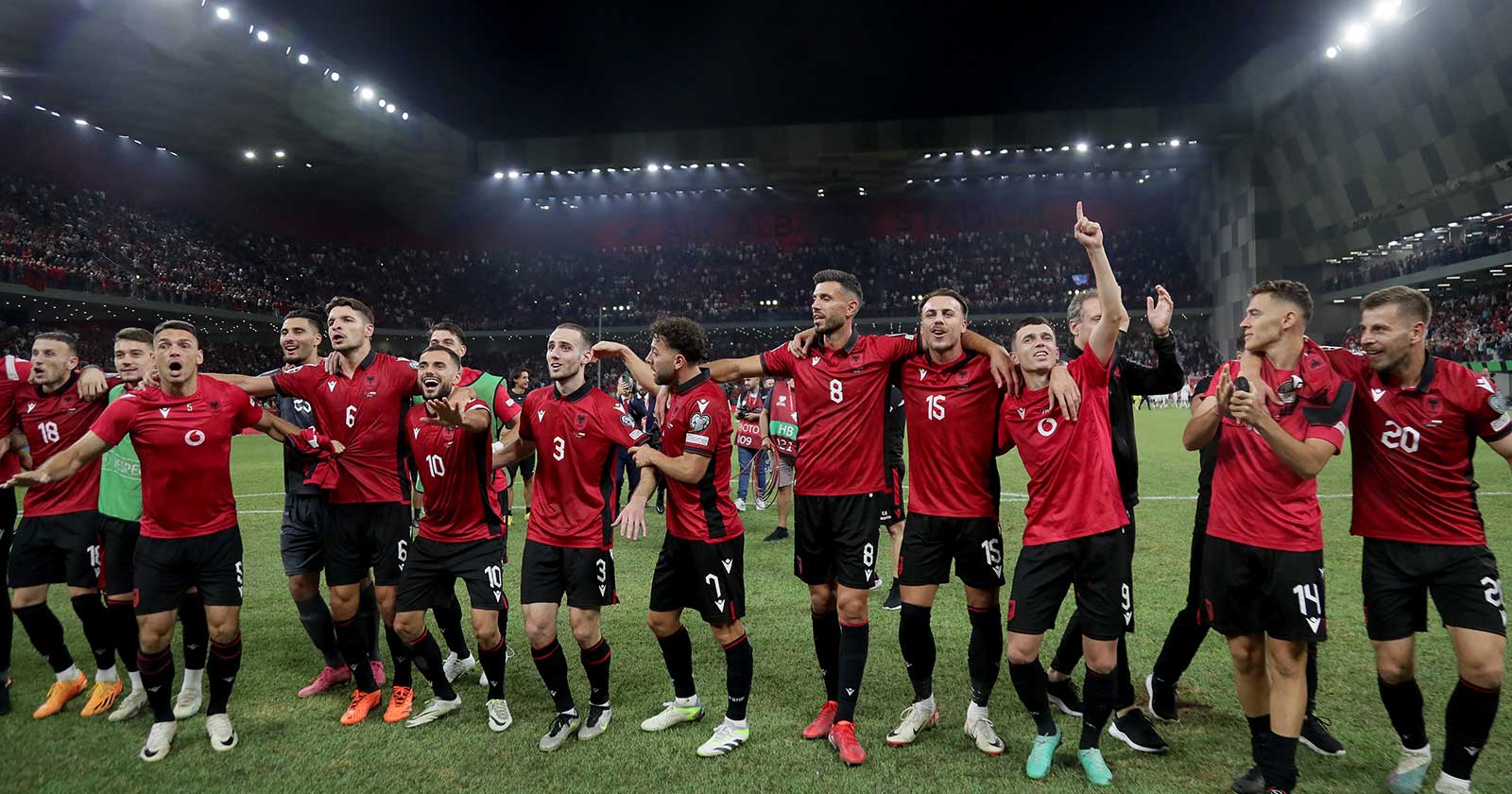 Albaniens Spieler feiern die Qualifikation zur UEFA Euro 2024 Gruppe E zwischen Albanien. (Foto: ADNAN BECI / AFP)