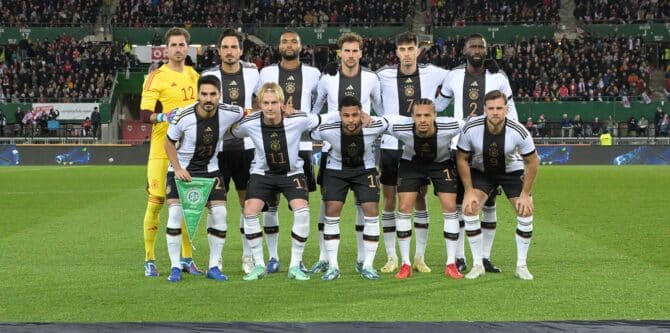 Die deutsche Fußballnationalmannschaft posiert für ein Mannschaftsfoto vor dem Fußball-Länderspiel zwischen Österreich und Deutschland in Wien, Österreich, am 21. November 2023. (Foto: Joe Klamar / AFP)