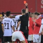 Der slowenische Schiedsrichter Slavko Vincic zeigt dem deutschen Mittelfeldspieler Leroy Sane (Nr. 19) während des Fußball-Länderspiels zwischen Österreich und Deutschland in Wien, Österreich, am 21. November 2023 die Rote Karte. (Foto: Joe Klamar / AFP)