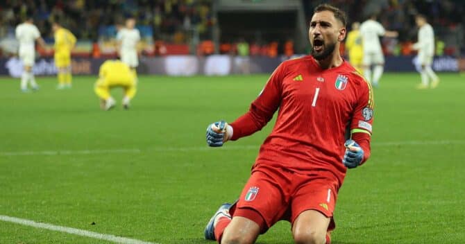 Italiens Torhüter Gianluigi Donnarumma (Nr. 01) jubelt nach dem Abpfiff des Qualifikationsspiels zur UEFA EURO 2024 Gruppe C zwischen der Ukraine und Italien in der BayArena in Leverkusen, Westdeutschland, am 20. November 2023. (Foto: LEON KUEGELER / AFP)