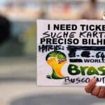 Tickets für Länderspiele kaufen - hier suchte jemand für das WM 2014 Finale Deutschland gegen Argentinien Länderspieltickets. AFP PHOTO / GABRIEL BOUYS / AFP / GABRIEL BOUYS