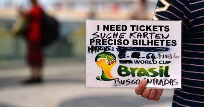 Tickets für Länderspiele kaufen - hier suchte jemand für das WM 2014 Finale Deutschland gegen Argentinien Länderspieltickets. AFP PHOTO / GABRIEL BOUYS / AFP / GABRIEL BOUYS