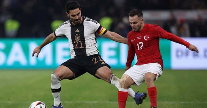 Der deutsche Mittelfeldspieler (21) Ilkay Gundogan während des internationalen Freundschaftsspiels zwischen Deutschland und der Türkei im Olympiastadion in Berlin am 18. November 2023, in Vorbereitung auf die UEFA Euro 2024 in Deutschland. (Foto: Ronny HARTMANN / AFP)