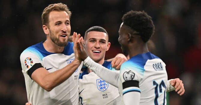 Englands Stürmer Harry Kane (L) feiert das zweite Tor seiner Mannschaft während des Qualifikationsspiels zur UEFA Euro 2024 Gruppe C zwischen England und Malta im Wembley-Stadion am 17. November 2023. (Foto: Glyn KIRK / AFP)