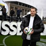 Fussballliebe? Nationaltorhüter Manuel Neuer verlängert beim FC Bayern München (Photo by Tobias SCHWARZ / AFP)
