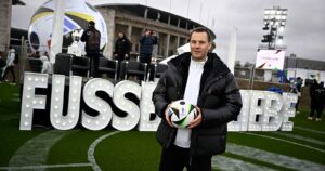 Fussballliebe? Nationaltorhüter Manuel Neuer verlängert beim FC Bayern München (Photo by Tobias SCHWARZ / AFP)