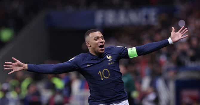 Frankreichs#10 Kylian Mbappe wird erster Gegner 2024 für Deutschland sein (Photo by FRANCK FIFE / AFP)