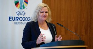 Stellvertretend für die Bundesregierung haben heute Bundesinnenministerin und Sportministerin Nancy Faeser und Bundesarbeitsminister Hubertus Heil die Menschenrechtserklärung für die Fußball-Europameisterschaft UEFA EURO 2024 unterzeichnet. © @BMI / Henning Schacht