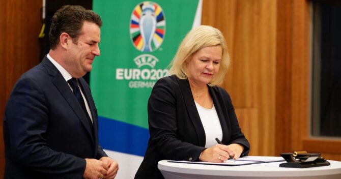 Stellvertretend für die Bundesregierung haben heute Bundesinnenministerin und Sportministerin Nancy Faeser und Bundesarbeitsminister Hubertus Heil die Menschenrechtserklärung für die Fußball-Europameisterschaft UEFA EURO 2024 unterzeichnet. © @BMI / Henning Schacht