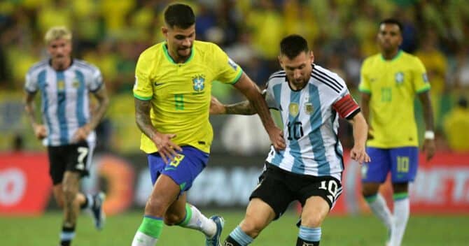 Der argentinische Stürmer Lionel Messi (r.) und der brasilianische Mittelfeldspieler Bruno Guimaraes kämpfen um den Ball während des Qualifikationsspiels zur FIFA Fussball-Weltmeisterschaft Südamerika 2026 zwischen Brasilien und Argentinien im Maracana-Stadion in Rio de Janeiro, Brasilien, am 21. November 2023. (Foto: CARL DE SOUZA / AFP)