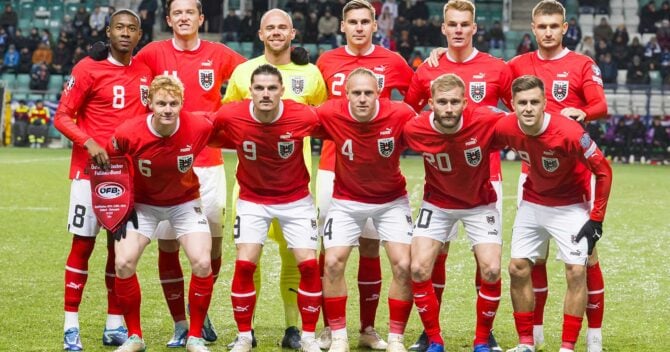 Das österreichische Team posiert für ein Mannschaftsfoto vor dem EM 2024-Qualifikationsspiel zwischen Estland und Österreich in der ersten Runde der Gruppe F in Tallin, Estland, am 16. November 2023. (Foto: RAIGO PAJULA / AFP)