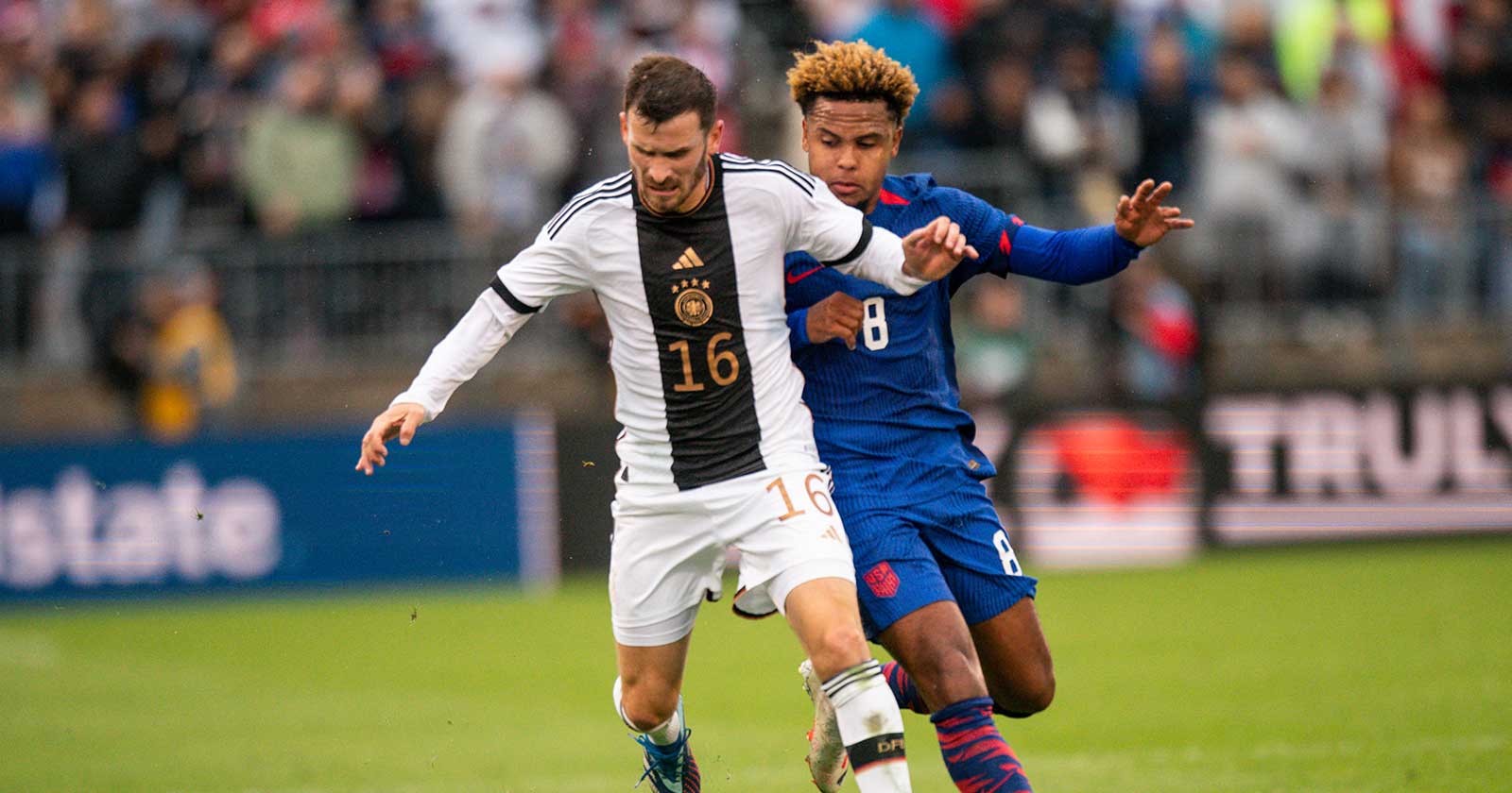 DFB Nationalspieler Pascal Groß und USA's #08 Weston McKennie beim Länderspiel gegen die USA am 14.10.2023 (Photo by EDUARDO MUNOZ / AFP)