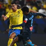 Nassrs portugiesischer Stürmer (Nr. 07) Cristiano Ronaldo kämpft mit Akhdouds saudischem Verteidiger Hussain al-Zabdani um den Ball während des Fußballspiels der saudischen Profiliga zwischen Al-Nassr und Al-Akhdoud im Al-Awal-Park-Stadion von Riad am 24. November 2023. (Foto: AFP)