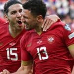 Der serbische Verteidiger Milos Veljkovic (R) feiert mit dem serbischen Verteidiger #15 Srdjan Babic (C), nachdem er das erste Tor für sein Team während des Fußballspiels der UEFA-Champions-League-Qualifikationsgruppe G zwischen Serbien und Bulgarien im Gradski-Dubocica-Stadion in Leskovac, Serbien, am 19. November 2023 erzielt hat. (Foto: ANDREJ ISAKOVIC / AFP)