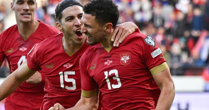 Der serbische Verteidiger Milos Veljkovic (R) feiert mit dem serbischen Verteidiger #15 Srdjan Babic (C), nachdem er das erste Tor für sein Team während des Fußballspiels der UEFA-Champions-League-Qualifikationsgruppe G zwischen Serbien und Bulgarien im Gradski-Dubocica-Stadion in Leskovac, Serbien, am 19. November 2023 erzielt hat. (Foto: ANDREJ ISAKOVIC / AFP)