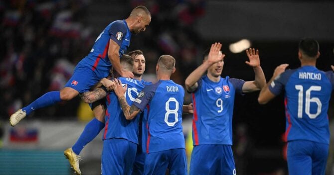 Der slowakische Mittelfeldspieler Juraj Kucka (Nr. 19) feiert  des EM 2024-Qualifikationsspiels zwischen der Slowakei und Island am 16. November 2023. (Foto: VLADIMIR SIMICEK / AFP)