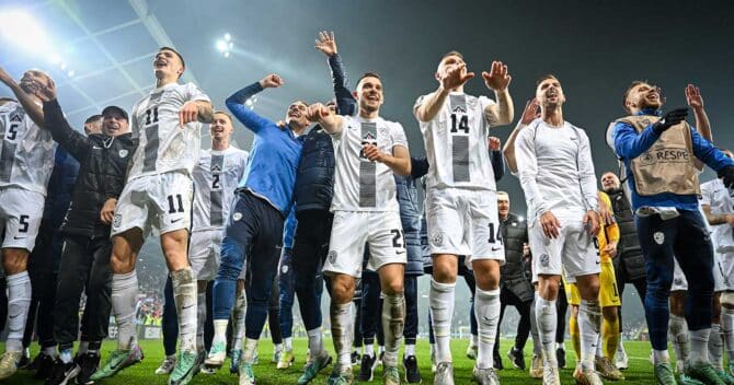 Slowenische Spieler feiern ihre Qualifikation nach dem Fußballspiel der Gruppe H der Euro 2024-Qualifikation zwischen Slowenien und Kasachstan im Stadion Stozice in Ljubljana, am 20. November 2023. (Foto: Jure Makovec / AFP)