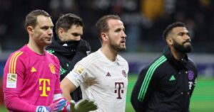 Bayern Münchens Torhüter (Nr. 01) Manuel Neuer, Bayern Münchens englischer Stürmer (Nr. 09) Harry Kane und Bayern Münchens kamerunischer Stürmer (Nr. 13) Eric Maxim Choupo-Moting reagieren nach dem Bundesligaspiel zwischen Eintracht Frankfurt und dem FC Bayern München am 9. Dezember 2023 in Frankfurt, Westdeutschland. (Foto: Daniel ROLAND / AFP)