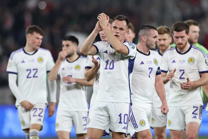 Schottlands Stürmer #10 Lawrence Shankland und seine Mannschaftskameraden bedanken sich bei den Fans nach dem Qualifikationsspiel der Gruppe A für die UEFA Euro 2024 zwischen Georgien und Schottland in Tiflis am 16. November 2023. (Foto: Giorgi ARJEVANIDZE / AFP)