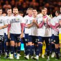Die Spieler der schottischen Mannschaft jubeln nach dem UEFA-Euro-2024-Qualifikationsspiel der Gruppe A zwischen Schottland und Norwegen im Hampden Park Stadion in Glasgow am 19. November 2023 mit einem T-Shirt mit der Aufschrift "Wir fahren nach Deutschland". - Schottland schaffte den Ausgleich zum 3:3 gegen Norwegen und ist damit für die Euro 2024 qualifiziert. (Foto: ANDY BUCHANAN / AFP)