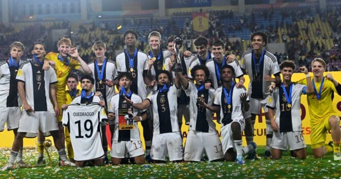 Die deutschen Spieler feiern ihren Sieg beim Endspiel der FIFA U-17-Weltmeisterschaft Indonesien 2023 gegen Frankreich im Manahan-Stadion von Solo, Zentraljava, am 2. Dezember 2023. (Foto: Adek BERRY / AFP)