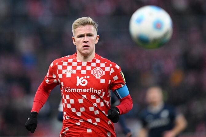 Der Mainzer Stürmer Jonathan Burkardt (29) kontrolliert den Ball während des Bundesligaspiels zwischen dem 1. FSV Mainz 05 und dem VfL Bochum am 11. Januar 2025 in Mainz, Westdeutschland. (Foto von Kirill KUDRYAVTSEV / AFP)