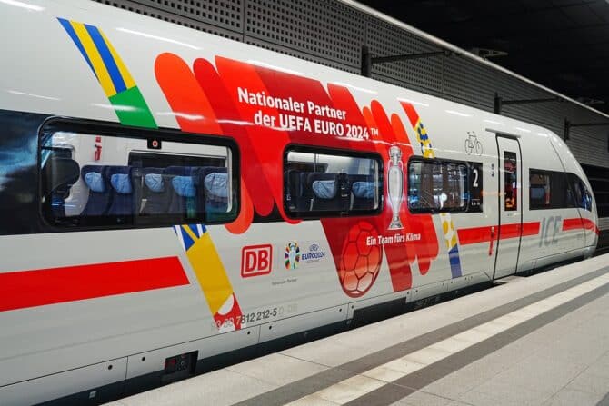 Mit dem "DB Ticket Euro 2024" zur UEFA Fußball-Europameisterschaft (Copyright Volker Emersleben Deutsche Bahn AG)