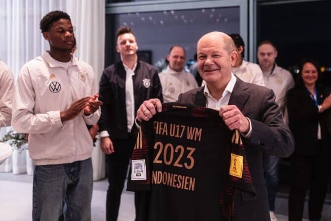 DFB-Junioren: Bundeskanzler Olaf Scholz und Bundesinnenministerin Nancy Faeser empfangen die DFB U17-Welt- und Europameister im Bundeskanzleramt in Berlin. Berlin, 26.01.2024, Foto: Thomas Boecker/DFB