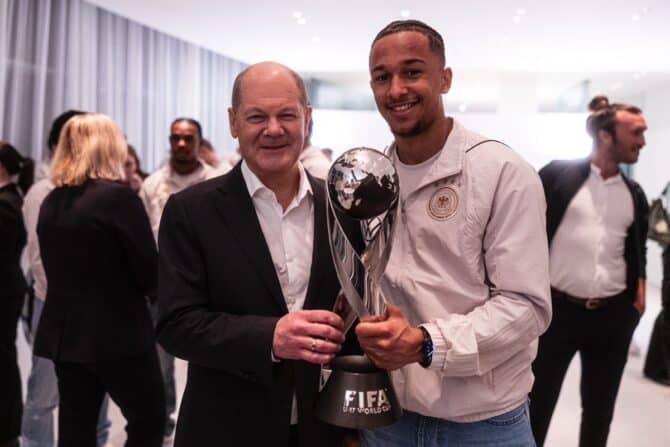 DFB-Junioren: Bundeskanzler Olaf Scholz und Bundesinnenministerin Nancy Faeser empfangen die DFB U17-Welt- und Europameister im Bundeskanzleramt in Berlin. Berlin, 26.01.2024, Foto: Thomas Boecker/DFB