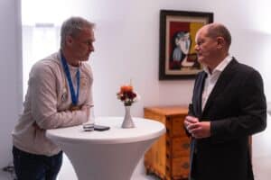 U17 Weltmeister-Trainer Christian Wück mit Bundeskanzler Olaf Scholz Foto: Thomas Boecker/DFB