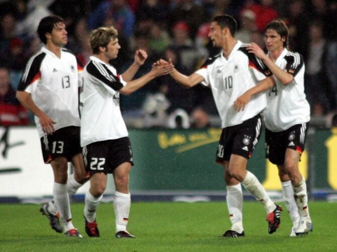 Kevin Kuranyi und Spielkollegen im weißen EM 2004 Trikot (Foto AFP)