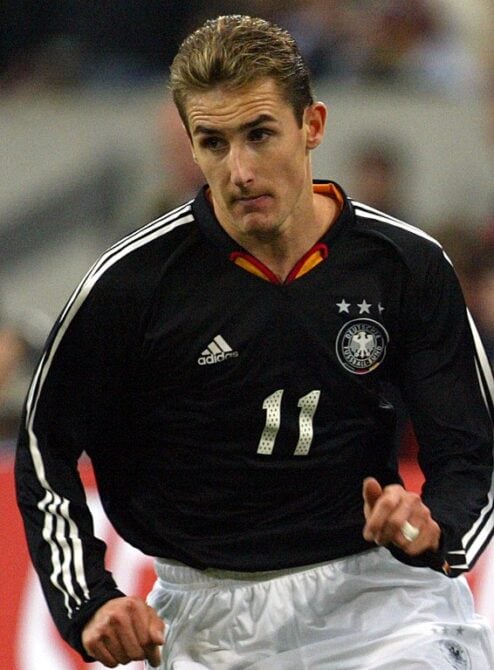 Miroslav Klose im schwarzen Auswärtstrikot der EM 2004 (Foto AFP)