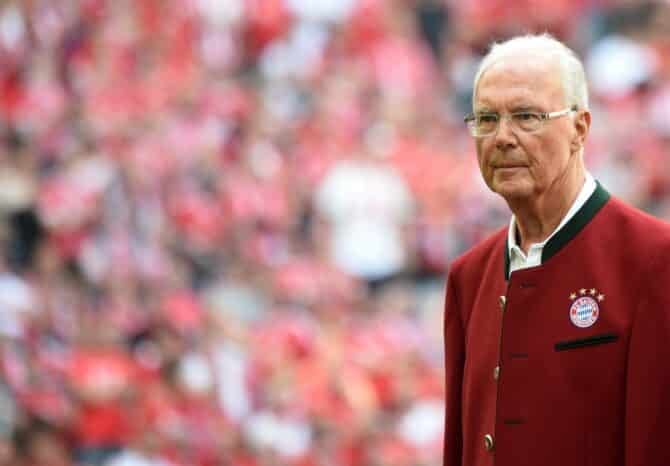 (FILES) Bayern Münchens Ehrenpräsident und deutsche Fußballlegende Franz Beckenbauer nimmt an einer Zeremonie während einer Pause des Fußball-Erstligaspiels FC Bayern München gegen VfB Stuttgart in München, Süddeutschland, am 12. Mai 2018 teil. - Franz Beckenbauer ist im Alter von 78 Jahren gestorben, teilte der Deutsche Fußball-Bund am 8. Januar 2024 mit. (Foto: Christof STACHE / AFP) /