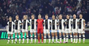 Die Spielerinnen der deutschen Mannschaft stimmen vor dem Spiel der UEFA Women's Nations League zwischen Frankreich und Deutschland im Groupama-Stadion in Decines-Charpieu, Zentral-Ost-Frankreich, am 23. Februar 2024 die Nationalhymne an. (Foto: FRANCK FIFE / AFP)
